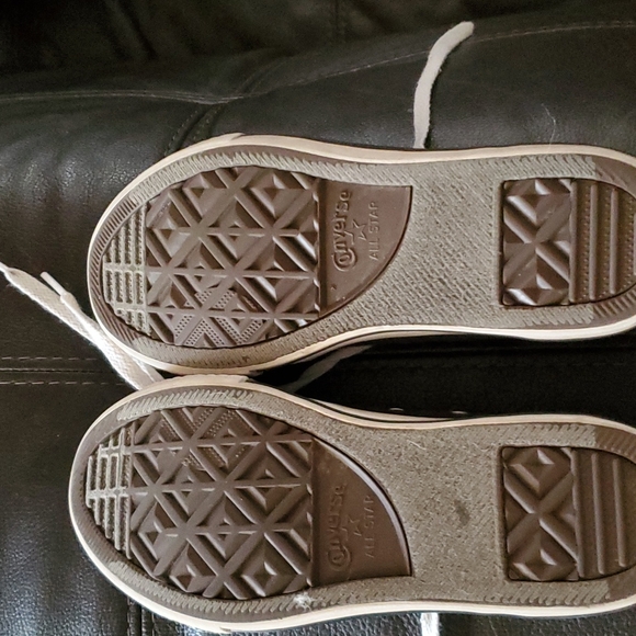 Girls size 3 black converse. - Picture 2 of 2